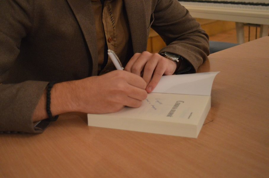 Не го комерцијализирам моето пишување, ама сакам да го дадам тоа што на светот му е потребно